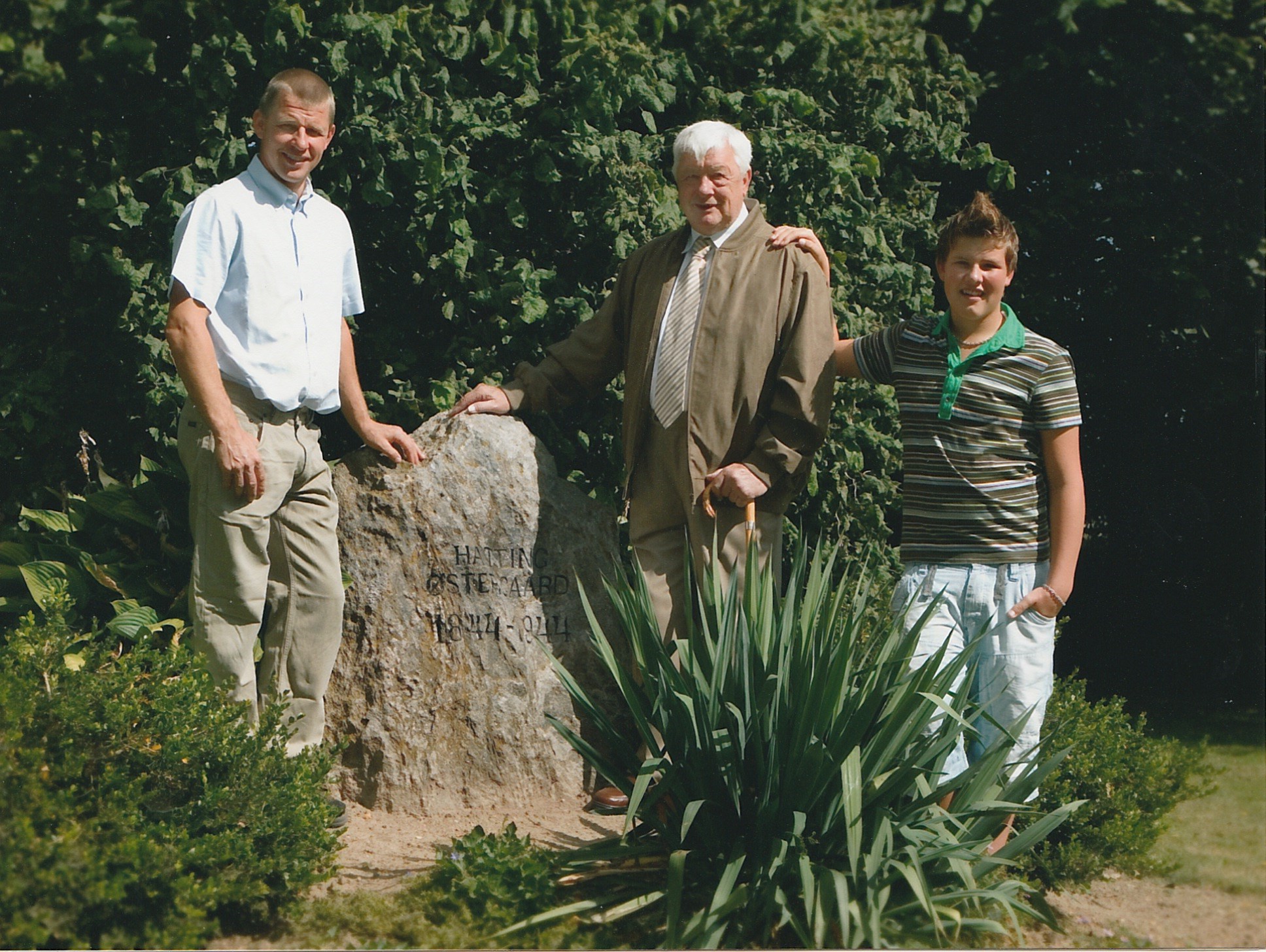 Niels Bie, Poul Aage Bie, Rasmus Bie ved stenen, hvor der står Østergaard 1844. 